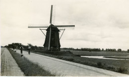 Photo Moulin En Hollande Avec Cyclistes Format 18/30 - Lugares