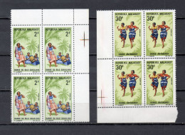 MADAGASCAR   N° 443 + 444  BLOCS DE QUATRE TIMBRES  NEUFS SANS CHARNIERE  COTE 6.00€   DANSE - Madagascar (1960-...)