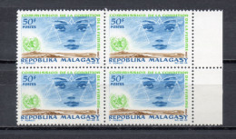 MADAGASCAR   N° 445  BLOC DE QUATRE TIMBRES  NEUF SANS CHARNIERE  COTE  4.00€   NATIONS UNIES CONDITION DE LA FEMME - Madagascar (1960-...)