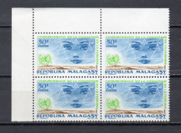 MADAGASCAR   N° 445  BLOC DE QUATRE TIMBRES  NEUF SANS CHARNIERE  COTE  4.00€   NATIONS UNIES CONDITION DE LA FEMME - Madagascar (1960-...)