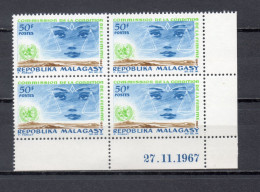 MADAGASCAR   N° 445  BLOC DE QUATRE TIMBRES  NEUF SANS CHARNIERE  COTE  4.00€   NATIONS UNIES CONDITION DE LA FEMME - Madagascar (1960-...)