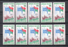 MADAGASCAR   N° 447   DIX TIMBRES    NEUF SANS CHARNIERE  COTE  10.00€   NATIONS UNIES DRAPEAUX - Madagascar (1960-...)