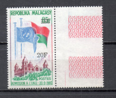 MADAGASCAR   N° 447    NEUF SANS CHARNIERE  COTE  1.00€   NATIONS UNIES DRAPEAUX - Madagascar (1960-...)