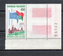 MADAGASCAR   N° 447    NEUF SANS CHARNIERE  COTE  1.00€   NATIONS UNIES DRAPEAUX - Madagascar (1960-...)