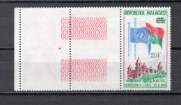 MADAGASCAR   N° 447    NEUF SANS CHARNIERE  COTE  1.00€   NATIONS UNIES DRAPEAUX - Madagascar (1960-...)