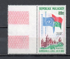 MADAGASCAR   N° 447    NEUF SANS CHARNIERE  COTE  1.00€   NATIONS UNIES DRAPEAUX - Madagascar (1960-...)