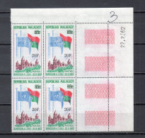 MADAGASCAR   N° 447   BLOC DE QUATRE TIMBRES    NEUF SANS CHARNIERE  COTE  4.00€   NATIONS UNIES DRAPEAUX - Madagascar (1960-...)