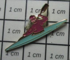 611b Pin's Pins / Beau Et Rare / THEME : SPORTS / CANOE KAYAK COULEUR VERT D'EAU ET RAMEUR COULEUR CASSIS !! - Canoeing, Kayak