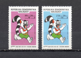 MADAGASCAR N° 975 + 976  VARIETE SANS LA SURCHARGE   NEUFS SANS CHARNIERE  COTE ? €    JEUX SPORTIFS  VARIETE - Madagascar (1960-...)