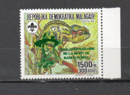 MADAGASCAR N° 1262 SURCHARGE VERT METALLISE  NEUF SANS CHARNIERE  COTE  4.00€  BADEN POWELL  CAMELEON ANIMAUX - Madagascar (1960-...)