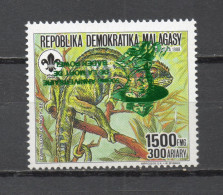 MADAGASCAR N° 1262 SURCHARGE VERT METALLISE RENVERSEE  NEUF SANS CHARNIERE  COTE  ? €  BADEN POWELL  CAMELEON ANIMAUX - Madagascar (1960-...)