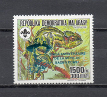 MADAGASCAR N° 1262A SURCHARGE BLEU VERT METALLISE  NEUF SANS CHARNIERE  COTE  ? €  BADEN POWELL  CAMELEON ANIMAUX - Madagascar (1960-...)