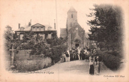 étretat - Le Presbytère Et L'église - Sortie De Messe - Etretat