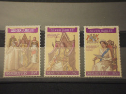 MAURITIUS - 1977 ANNIV. REGINA 3 VALORI - NUOVI(++) - Maurice (1968-...)