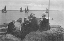 Concarneau       29      Sardinières Attendant L'arrivée Des Bateaux De Pêche En Tricotant   N° 32 (voir Scan) - Concarneau