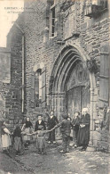 Carhaix       29        Enfants Faisant Une Ronde Devant Le Porche De L'Ancienne Chapelle        .   (voir Scan) - Carhaix-Plouguer