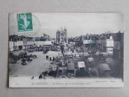 27 - EURE - Le Neubourg - La Place Un Jour De Marché (partie Ouverte) - Le Neubourg