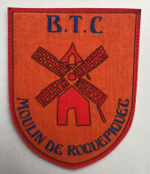 écusson Moulin De Rocquepiquet Brugnac - B. T. C. - Sport ?? Basket Tonnay Charente ?? - Bekleidung, Souvenirs Und Sonstige