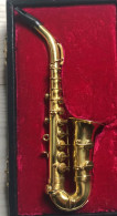 Instrument De Musique Miniature SAXOPHONE Dans Sa Boîte D'origine - Muziekinstrumenten