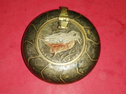 CENDRIER DE VOYAGE LAITON EMAILLE MOTIF OISEAU A DATER VOIR PHOTOS - Ashtrays