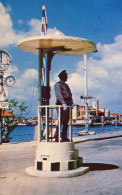 WILLEMSTAD - CURACAO  -  POLICEMAN DIRECTING TRAFFIC - 1955 - - Autres & Non Classés