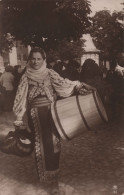 ROUMANIE - Carte Photo D'une Femme Avec Un Tonneau Et Baluchon - Oblitéré A Bistrita  - Carte Postale Ancienne - Roemenië