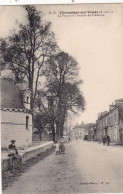 37. CHAMPIGNY SUR VEUDE. CPA. LA PLACE ET L'ENTREE DU CHATEAU. ANIMATION. CYCLISTE. - Champigny-sur-Veude