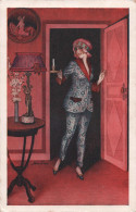 ILLUSTRATEUR - Xavier Sager - Femme Avec Un Bougeoir Dans Maison Rose - Carte Postale Ancienne - Sager, Xavier