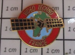 311B Pin's Pins / Beau Et Rare / ESPACE / VIDEO TECHNO FRANCE SATELLITE PANNEAUX SOLAIRES - Ruimtevaart