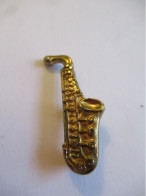 Petit Insigne Musical / Saxophone / Bronze Doré / Vers 1950 - 1970           BIJ164 - Broches