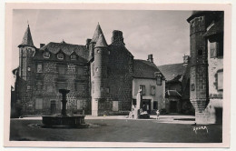 CPA - SALERS (Cantal) - La Grande Place - La Maison Du Notaire - Sonstige & Ohne Zuordnung