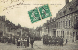 [02] Marle Faubourg St Nicolas Passage Des Troupes Musiciens Militaires 1909 - Sonstige & Ohne Zuordnung