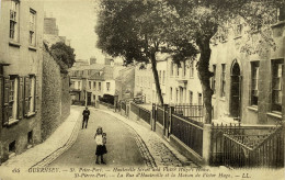 GUERNSEY (Royaume-Uni) - St-Pierre-Port, La Rue D'Hauteville Et La Maison De Victor Hugo - Guernsey