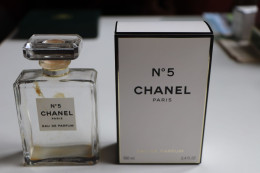 Lot De 2 Flacons Vides De Parfum : "N5" De Chanel Et "Cristalle Eau Verte" De Chanel - Flesjes (leeg)