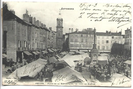 ISSOIRE - Place De La République Un Jour De Marché - Issoire