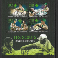 REPUBLIQUE CENTRAFRICAINE 2013 LES SCOUTS JOUEURS D'ECHECS  YVERT N° OBLITERE-CTO - Gebraucht