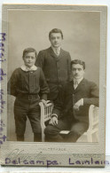 - Les 3 Fréres CHIROSSEL- Sur Carton Très épais, Prise Vers 1900, + Photo De Communiants, Avec Chapeaux, TTBE,  Scans. - Personnes Identifiées