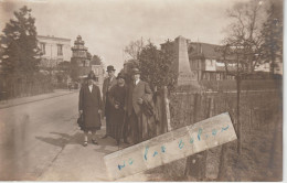 CHATILLON  - On Pose Près Du Monument Commémoratif Aux Morts Et Non Loin De La Tour Biret ( Carte Photo ) - Châtillon