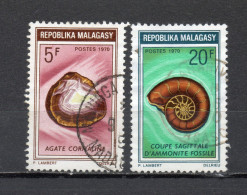 MADAGASCAR   N° 472 + 473    OBLITERES   COTE 5.00€    MINERAUX FOSSILE - Madagascar (1960-...)