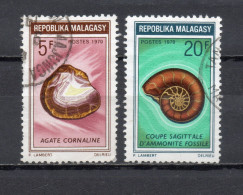 MADAGASCAR   N° 472 + 473    OBLITERES   COTE 5.00€    MINERAUX FOSSILE - Madagascar (1960-...)