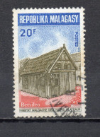 MADAGASCAR   N° 469   OBLITERE   COTE 0.20€    HABITATION MAISON - Madagascar (1960-...)