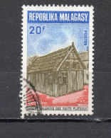MADAGASCAR   N° 469   OBLITERE   COTE 0.20€    HABITATION MAISON - Madagascar (1960-...)
