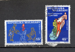 MADAGASCAR   N° 458 + 459  OBLITERES   COTE 0.50€    PLAN QUINQUENAL - Madagascar (1960-...)