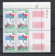 MADAGASCAR   N° 447 VARIETE F CASSE  BLOC DE QUATRE TIMBRES    NEUF SANS CHARNIERE  COTE  ? €   NATIONS UNIES DRAPEAUX - Madagascar (1960-...)