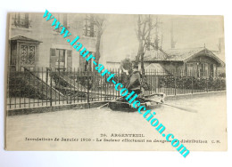 CPA 95 - INONDATION PARIS 1910 ARGENTEUIL FACTEUR, BARQUE - CARTE POSTALE ANIMÉE GRANDE CRUE DE LA SEINE (1505.15) - Überschwemmungen
