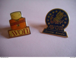 LOT DE 2 PIN' S AVON SENSUAL + BONNE ANNEE - Parfums