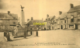 61 Juvigny Sous Andaine, Vieux Logis Normands Sur La Grande Place Et Monument Aux Morts, Carte Pas Courante - Juvigny Sous Andaine