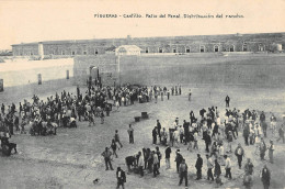 CPA ESPAGNE FIGUERAS CASTILLO PATIO DEL PENAL DISTRIBUCION DEL RANCHO - Barcelona