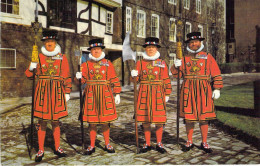 ANGLETERRE - LONDON - Yeoman Warders At The Tower Of London - Carte Postale Ancienne - Other & Unclassified