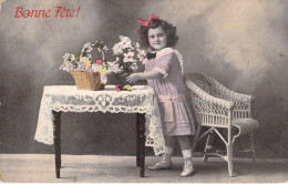 ENFANTS - Petite Fille Pose Des Fleurs Sur La Table - Carte Postale Ancienne - Otros & Sin Clasificación